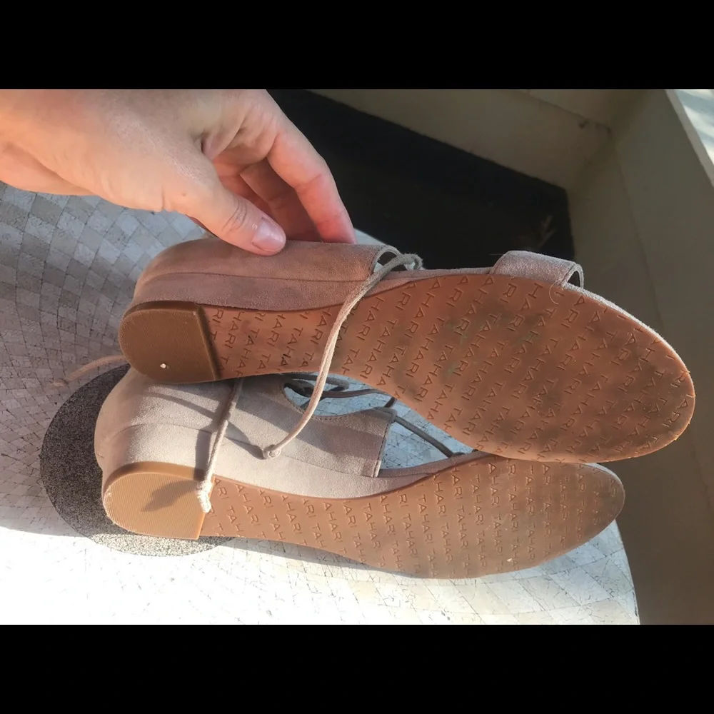 Elie Tahari like-new sandals